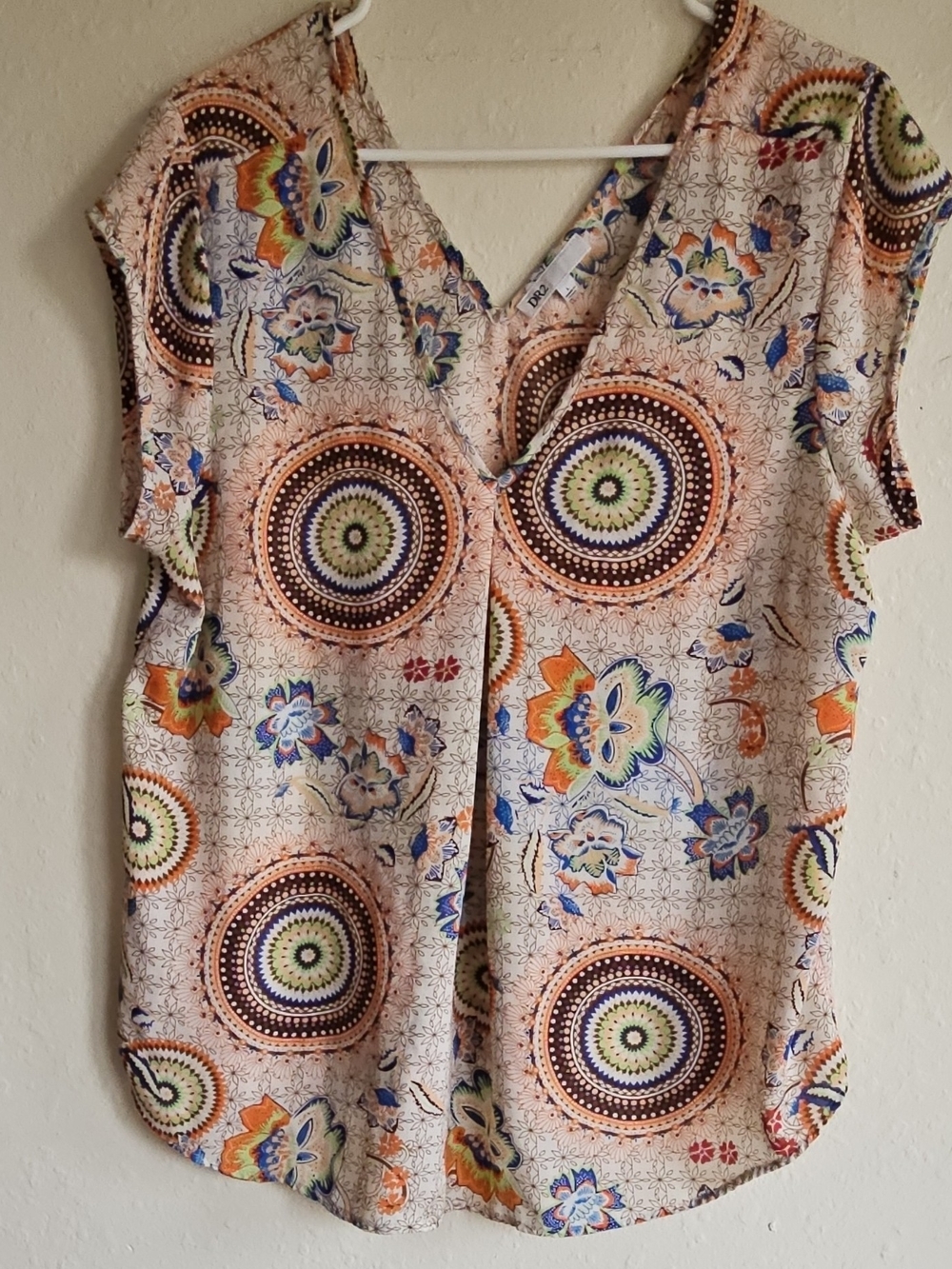 DR2 Cream Floral Medallion V-Neck Sleeveless Top